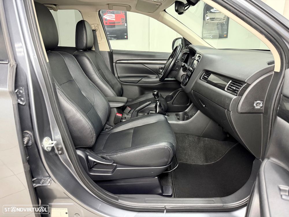 Mitsubishi Outlander 2.2 DI-D Instyle Navi - 23