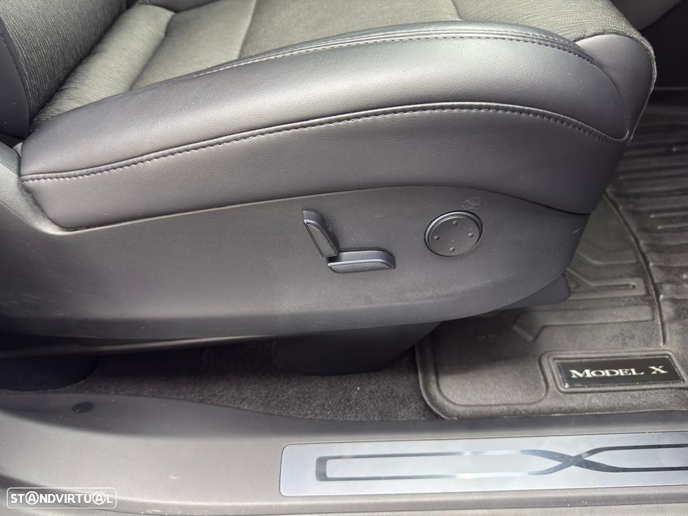 Tesla Model X - 37