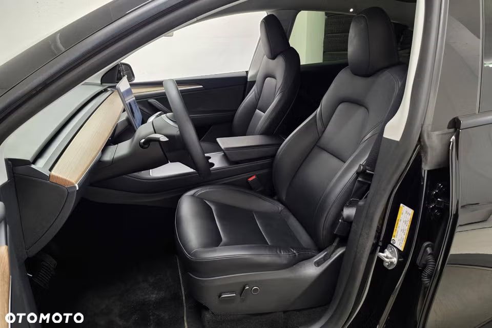 Tesla Model Y Long Range AWD - 6