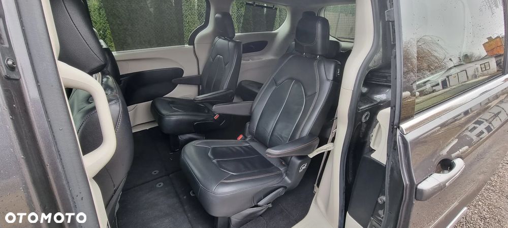 Chrysler Pacifica - 28