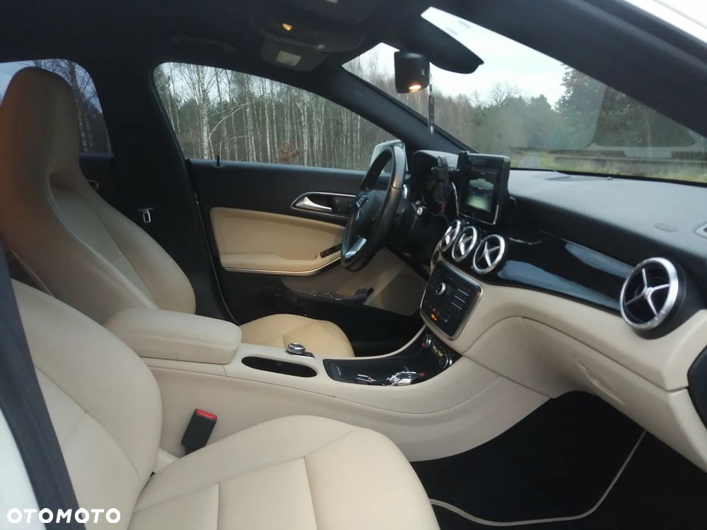 Mercedes-Benz CLA 250 4Matic 7G-DCT - 13