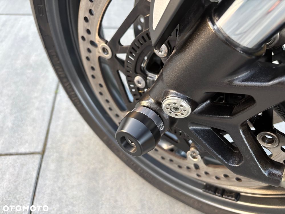 Triumph Street Triple - 24