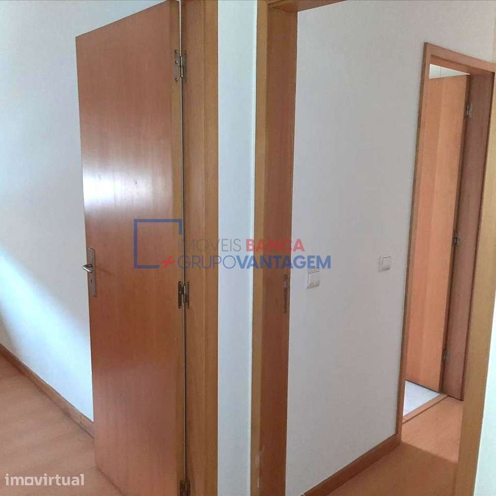 T2 inserido no RC de edifício com elevador, varanda e garagem em E... - Grande imagem: 4/16