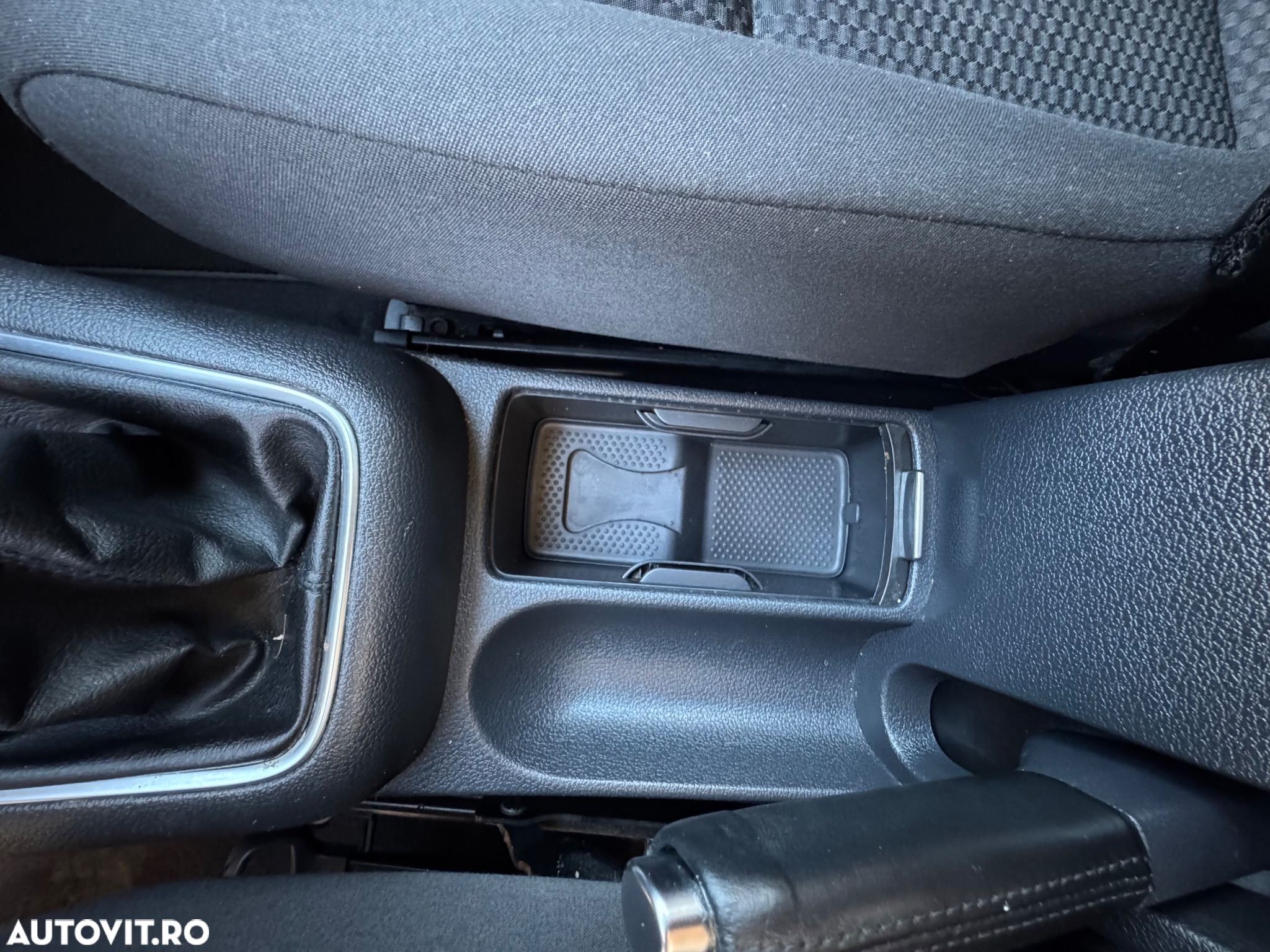 Volkswagen Golf Plus 1.6 TDI DPF Comfortline - 26