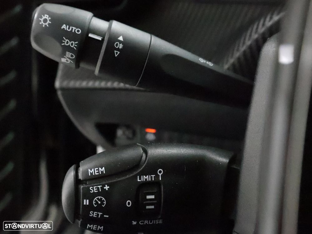 Peugeot 2008 1.2 PureTech Allure - 16