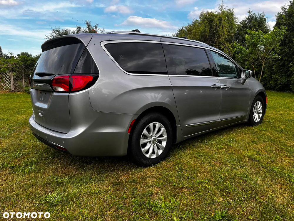 Chrysler Pacifica - 2