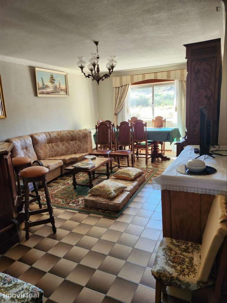Quarto - localizado em Guarda - Grande imagem: 2/13