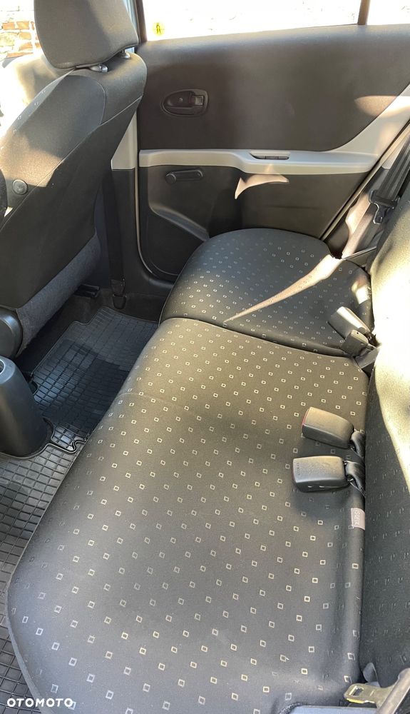 Toyota Yaris - 10