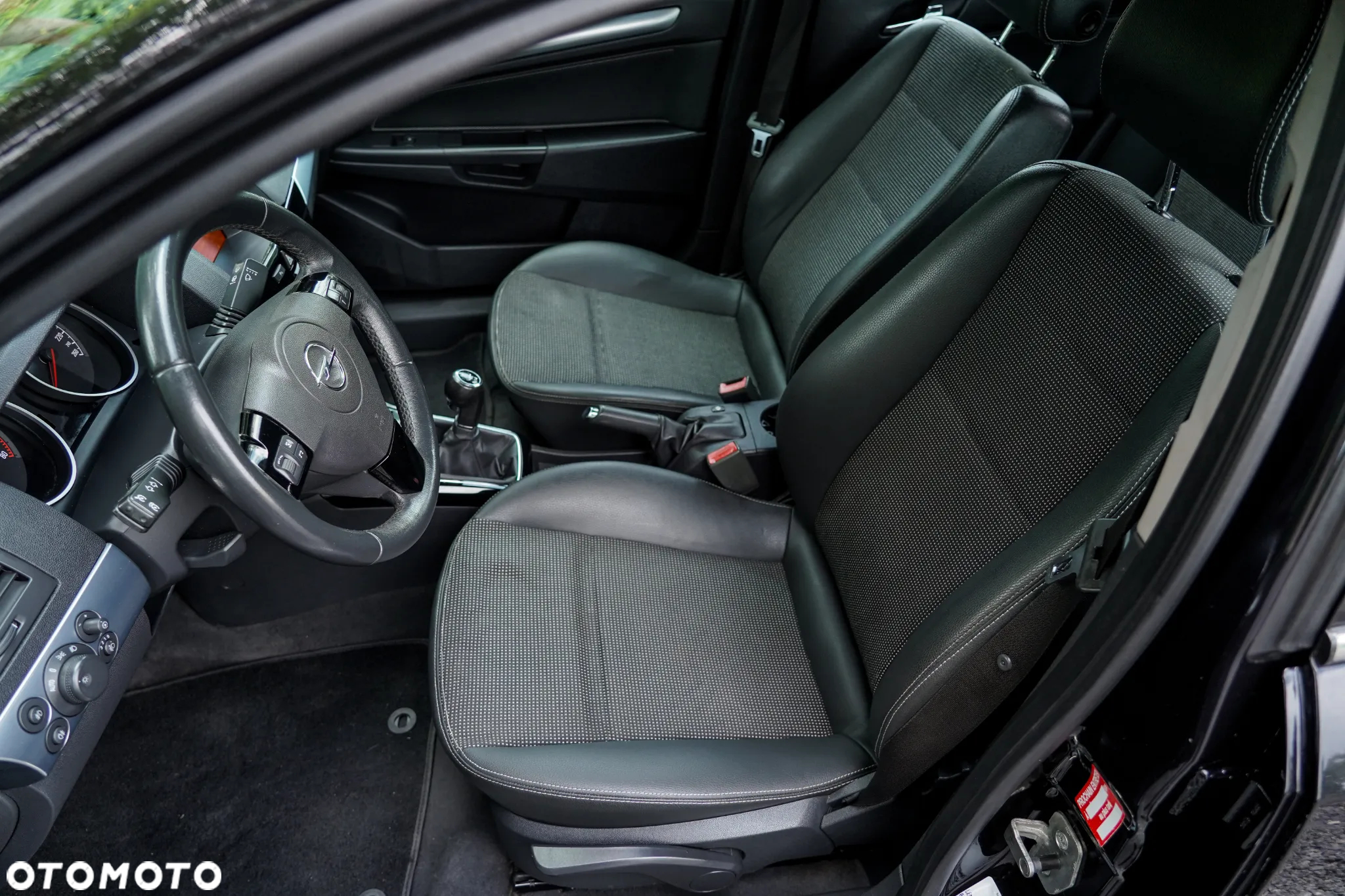 Opel Astra GTC 1.4 Active - 33