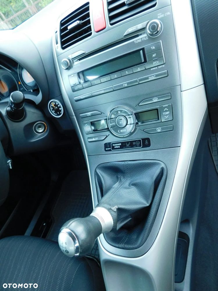 Toyota Auris 1.6 VVT-i Executive - 17