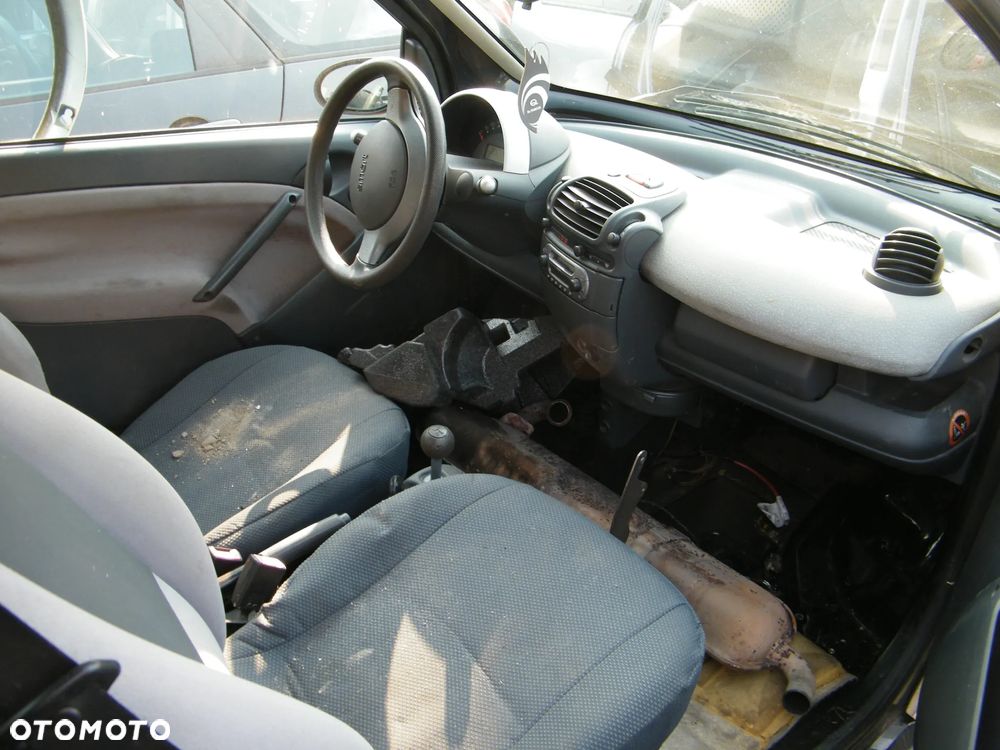 Smart ForTwo (2004r.) 0.7 B 50KM. Silnik 16092040638736 Skrzynia 0009478V002 lakier EB1  +  EA8 (Phat Red) . Cały na części GWARANCJA !!!  Przód Tył Zestaw Komplet Drzwi Klapa Zderzak Błotnik Maska Grill Atrapa Szyba Pas Lampa Lusterko Boczki Fotel Kanapa Kokpit Deska Rozdzielcza Przełącznik Włącznik Sterownik Przewody Wiązka Instalacja Moduł Komputer Czujnik Listwa Pompa Alternator Wtryski Głowica Rozrusznik Kompresor Sprzęgło Dwumas Silnik Skrzynia ABS Klimatyzacji Paliwa Wspomagania Kolektor Turbina Przepustnica Zawór Chłodnica Koło Hak Belka Sanki Zawieszenie Mcpherson Półoś Amortyzator Wydech Tłumik Zacisk Most - 6