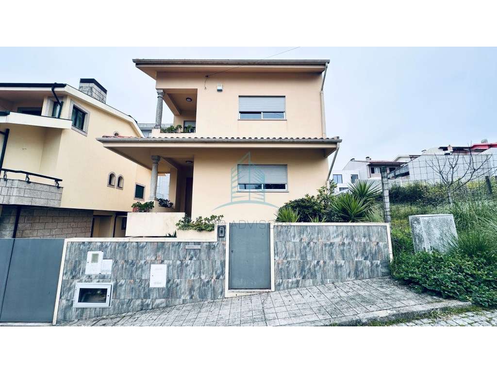 Moradia T3 com Garagem e Jardim em S.Cosme- Gondomar - Grande imagem: 2/23