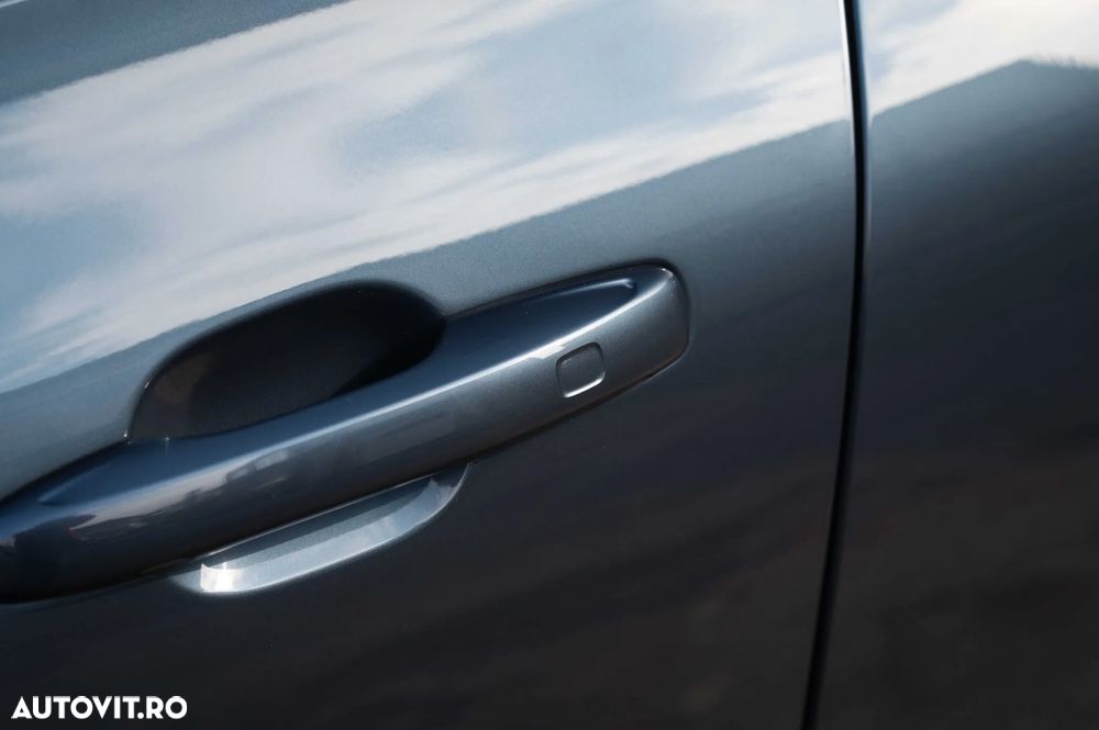 Volvo XC 60 B4 MHEV AT AWD Plus Dark - 15