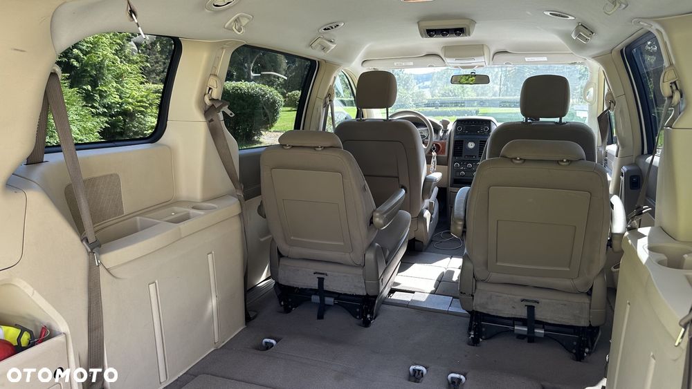 Chrysler Town & Country - 16
