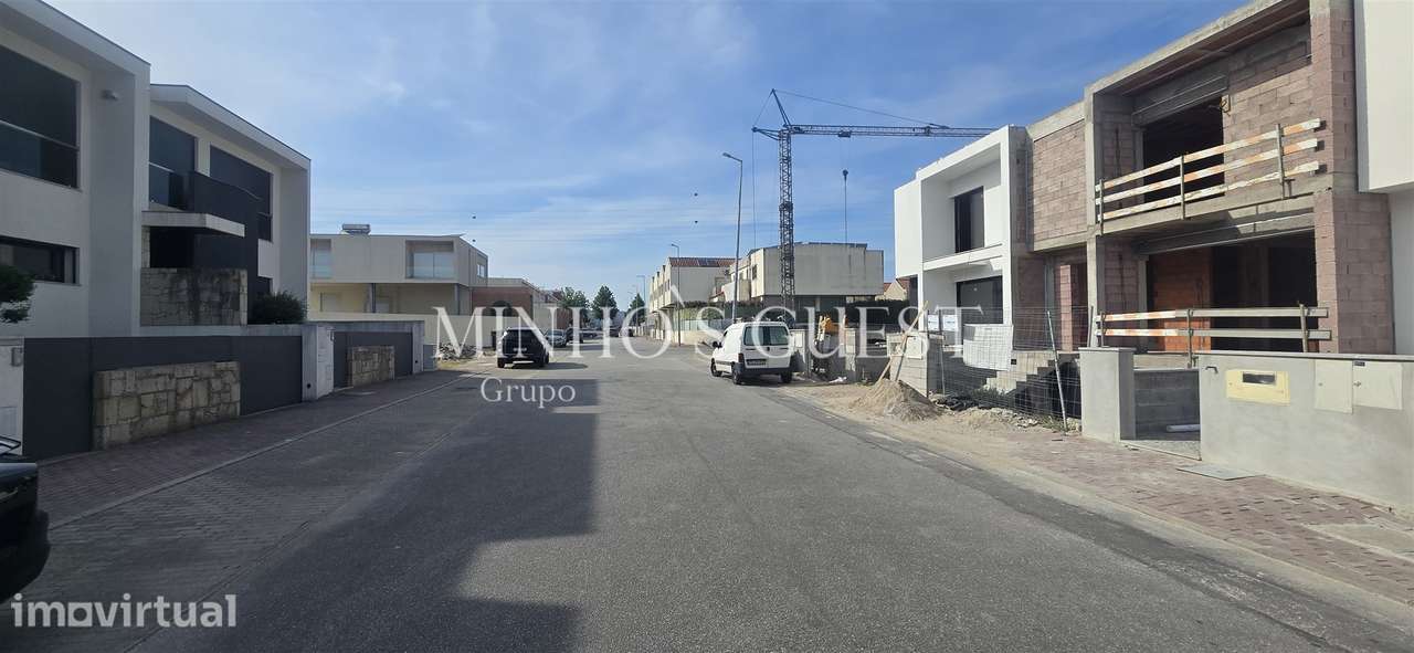 Exclusiva Moradia V3 c/ Suite, Closet e Jardim em Palmeira, Braga - Grande imagem: 5/32