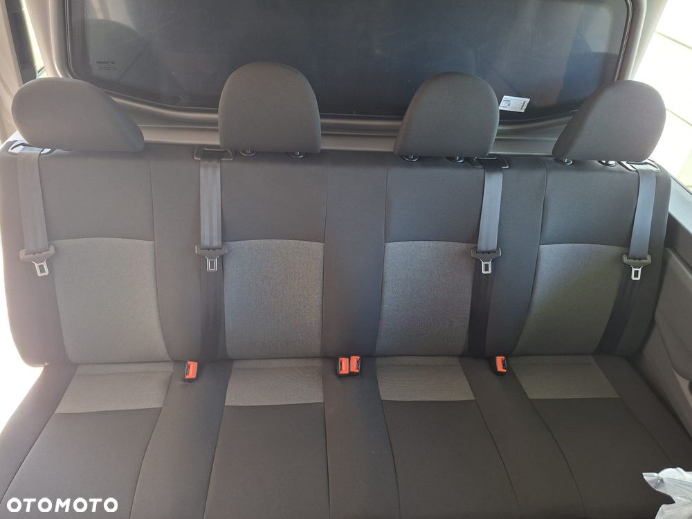 Volkswagen Crafter 35 Furgon, BRYGADÓWKA 7 osobowa, z wysokim dachem silnik: 2,0 l EURO VI SCR 140 KM / skrzynia biegów: Przedni napęd manualna 6-biegowa rozstaw osi: 4490 mm - 22