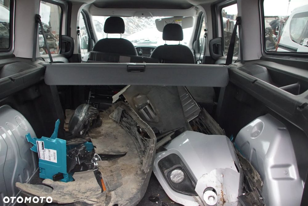 Auto na części - Fiat Doblo II Maxi Lift 1.6 MultiJet 120 KM 940C1000 C635 612A 2019R Silnik Skrzynia Drzwi Błotnik Zderzak Lampa Lusterko Klamka Szyba Deska Kokpit Sterownik Moduł Czujnik Licznik Wyświetlacz Panel Kierownica - 16