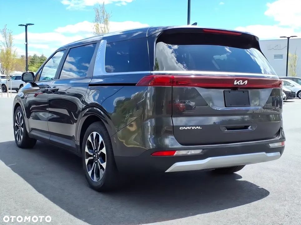 Kia Carnival - 4