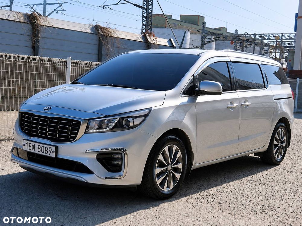 Kia Carnival - 1