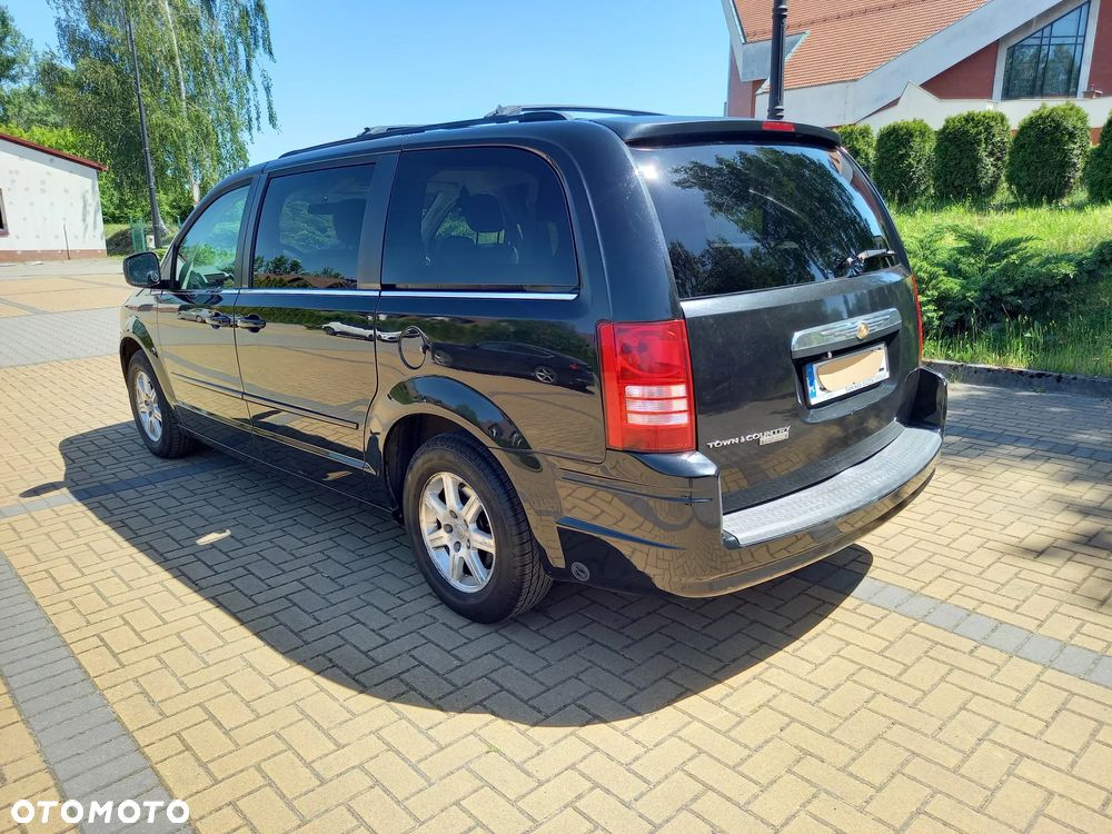 Chrysler Town & Country - 2
