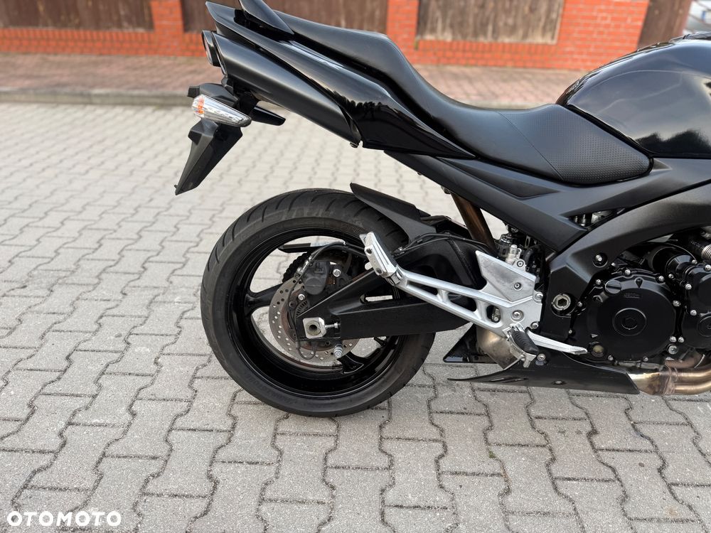 Suzuki GSR - 10