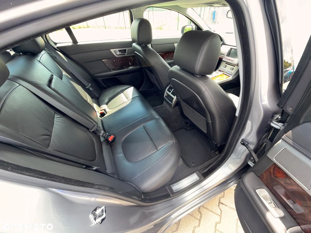 Jaguar XF 2.7 V6 D Luxury - 16