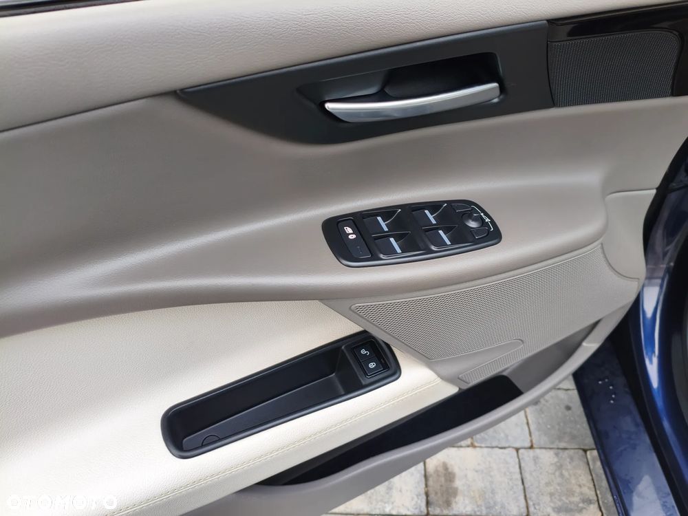 Jaguar XE 2.0 T Prestige - 29