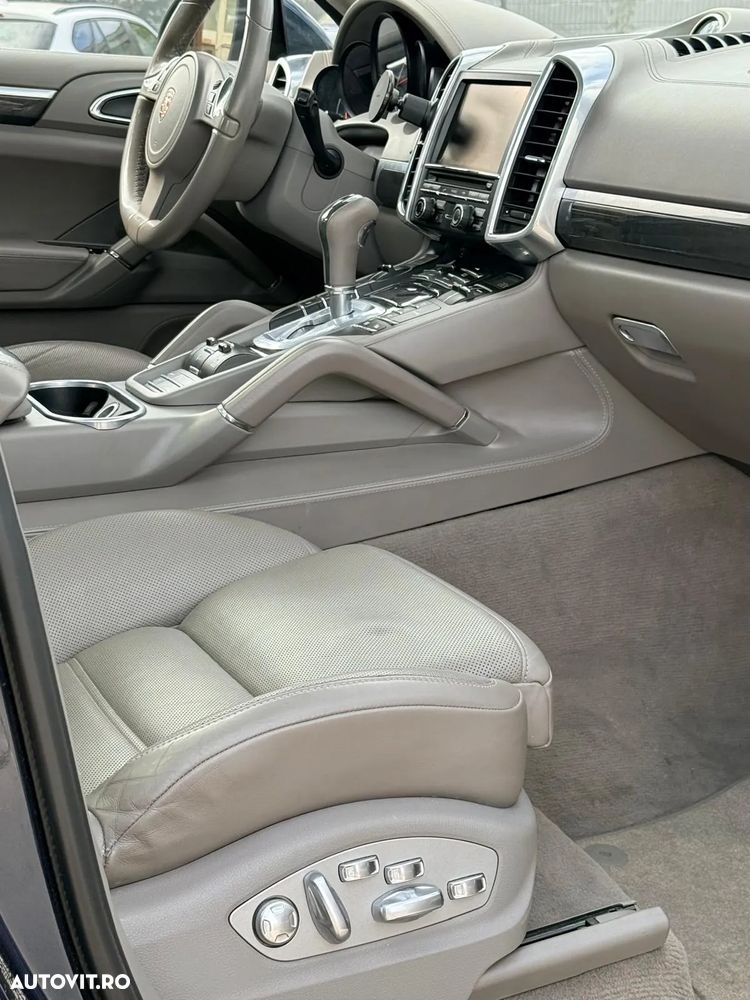 Porsche Cayenne 3.0 L V6 - 24