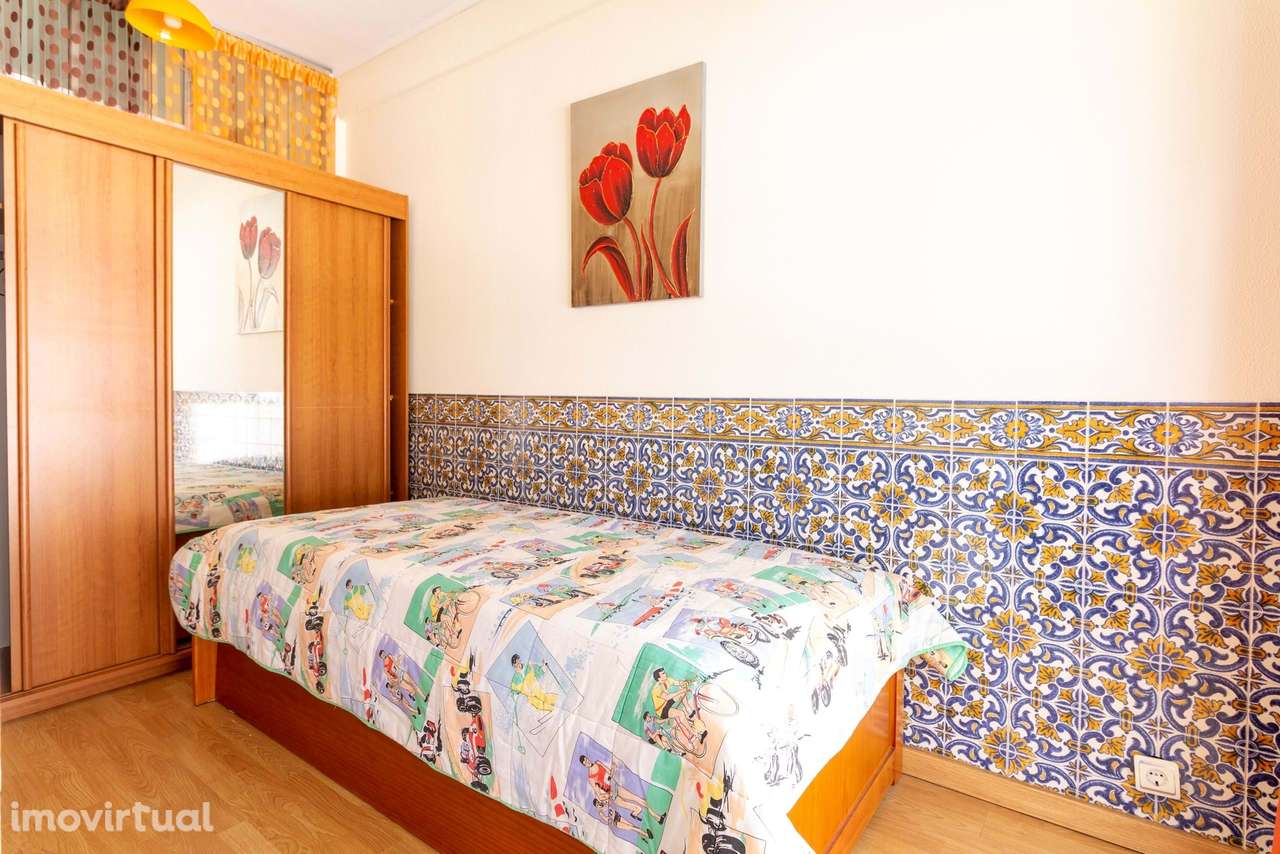 Apartamento T1+1 totalmente mobilado a 5 minutos da praia de São João - Grande imagem: 3/12