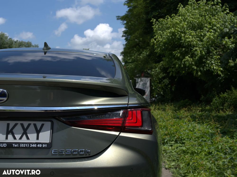 Lexus Seria ES 300h 2.5 TNGA HV 25H- 4X2 CVT Executive - 5