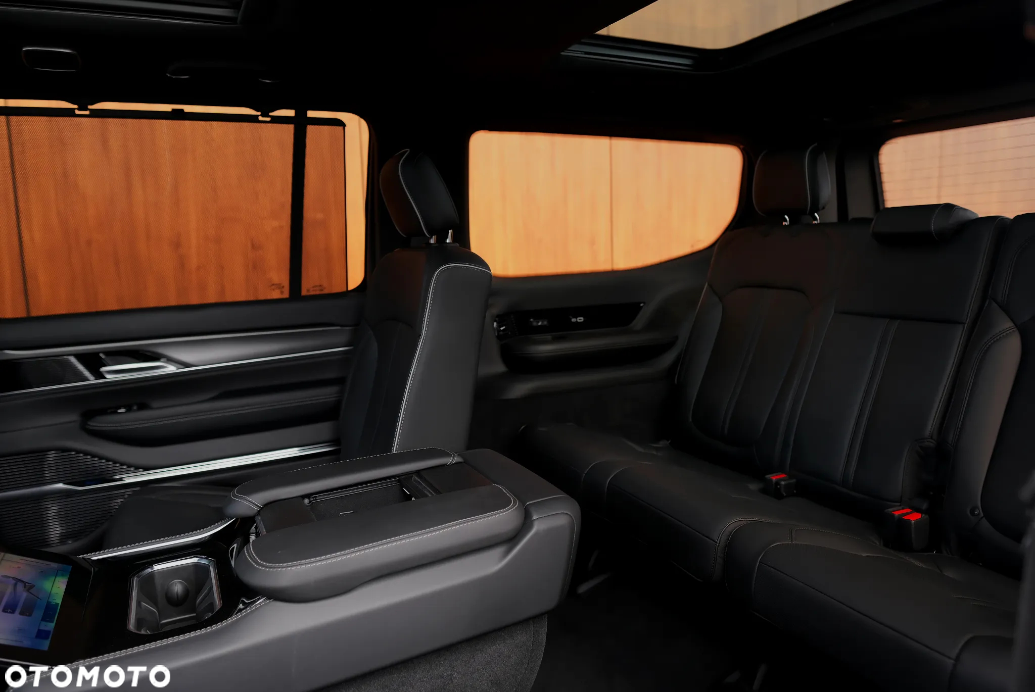 Jeep Grand Wagoneer - 24