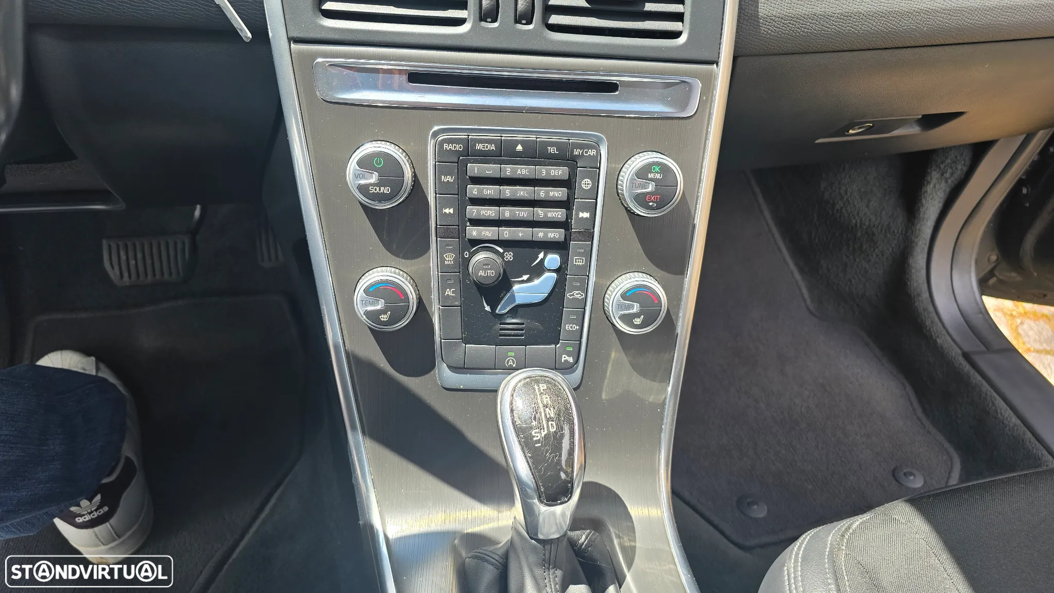 Volvo XC 60 2.0 D4 Momentum Geartronic - 27