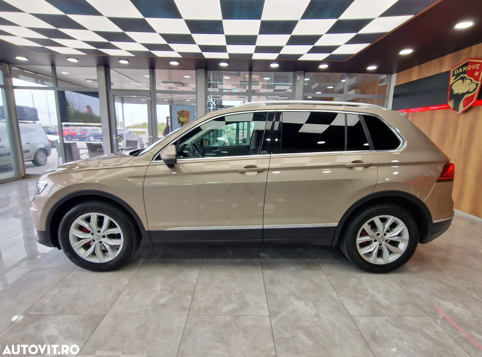 Volkswagen Tiguan - 4