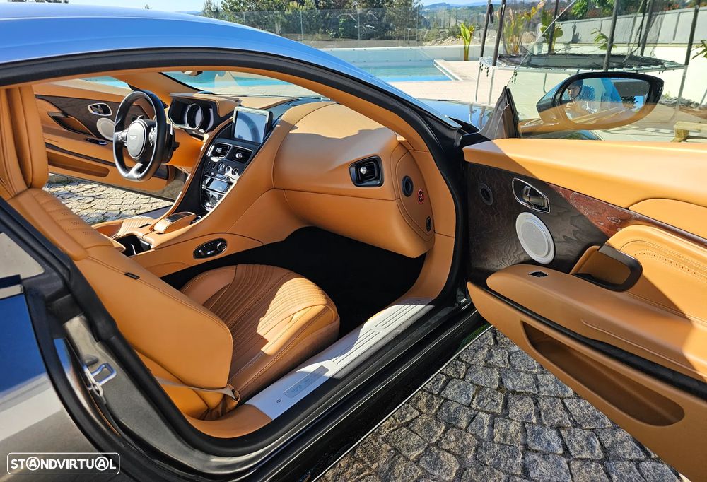 Aston Martin DB11 Coupé V12 AMR - 10