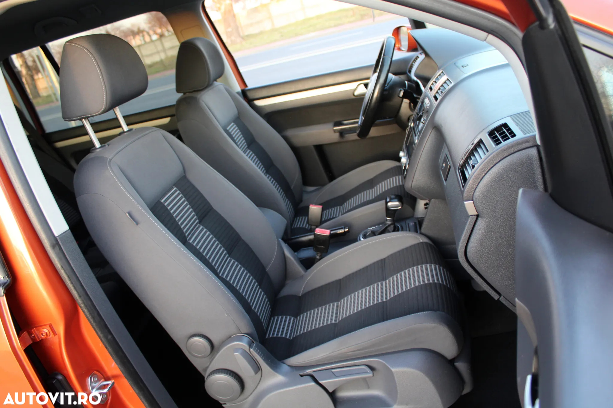 Volkswagen Touran 2.0 TDI DPF DSG United - 9