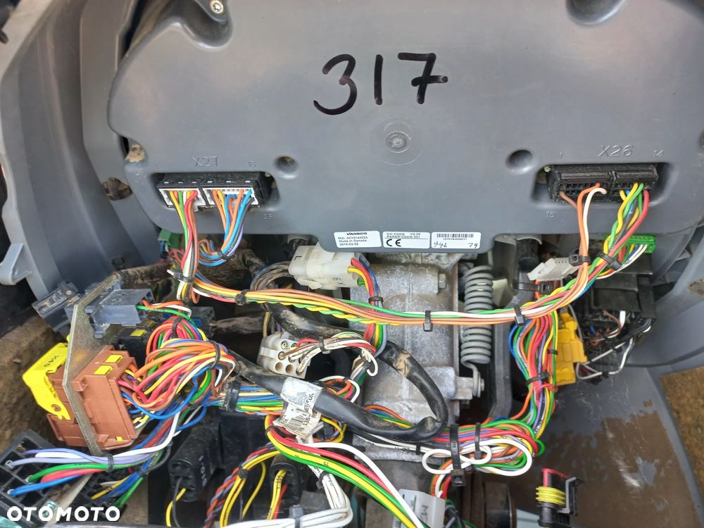 Kabina valtra,licznik ,wiązka elektryczna,dach,pulpit,wyświetlacz,ehr,sterownik,komputer,instalacja,szyberdach,R917008392,podłokietnik,pompka hamulcowa,orbitrol,t 194,t175,254,versu,q 305,t144,s,t234,t214,t154,s416,s374, - 17