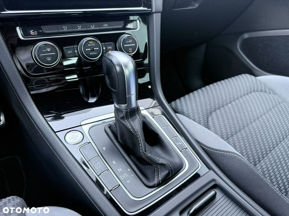 Volkswagen Golf 1.5 eTSI OPF DSG R-Line - 13