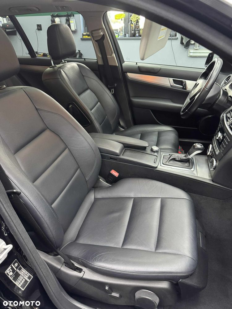 Mercedes-Benz Klasa C 300 CDI DPF 4Matic (BlueEFFICIENCY) 7G-TRONIC Avantgarde - 12