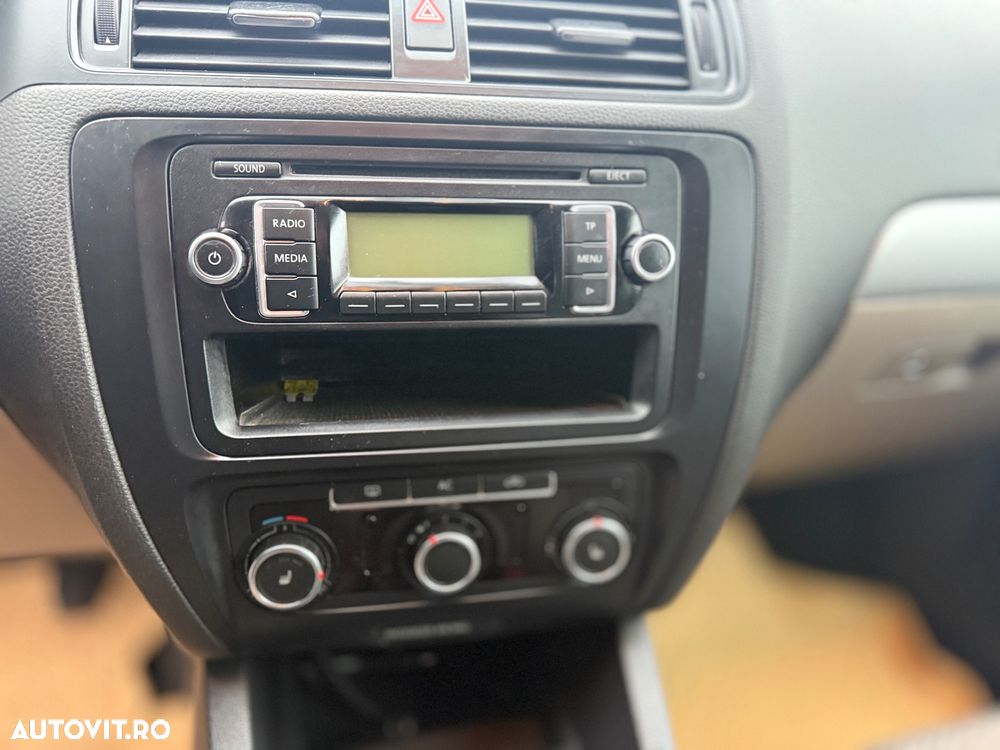 Volkswagen Jetta 1.6 TDI Comfortline - 12