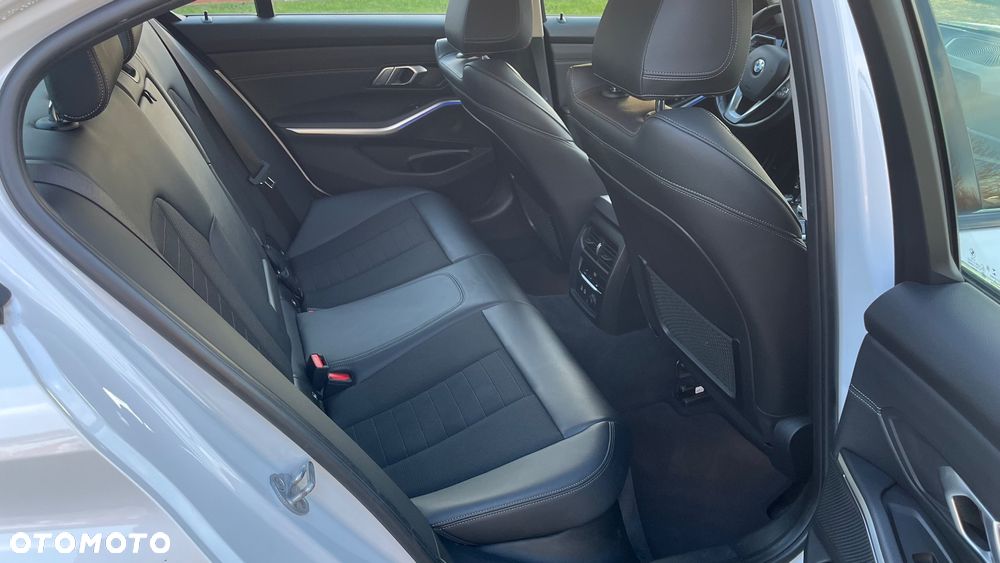 BMW Seria 3 320d Sport Line Shadow sport - 24