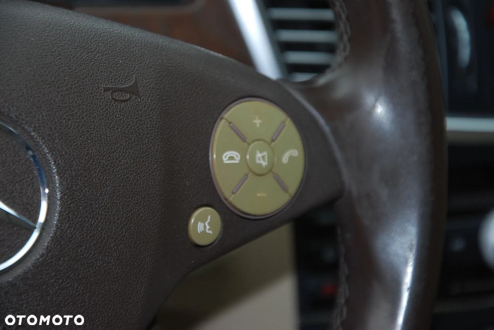 Mercedes-Benz Klasa E ver-200-cgi-blueefficiency-elegance - 40