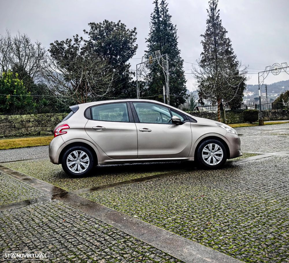 Peugeot 208 1.2 PureTech Signature EAT6 - 24