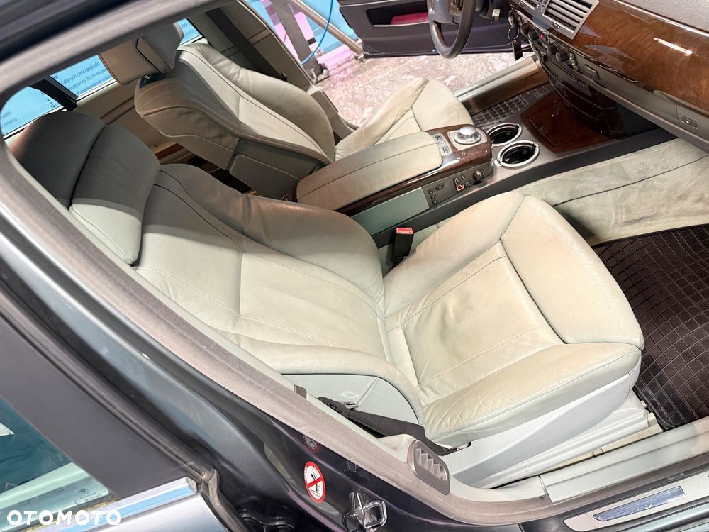 BMW Seria 7 745i - 8