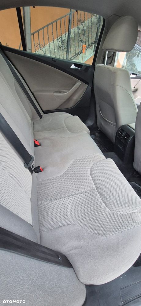 Volkswagen Passat 2.0 TDI Comfortline - 8