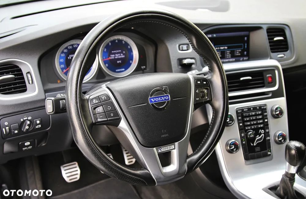 Volvo V60 2.0T R-Design - 23