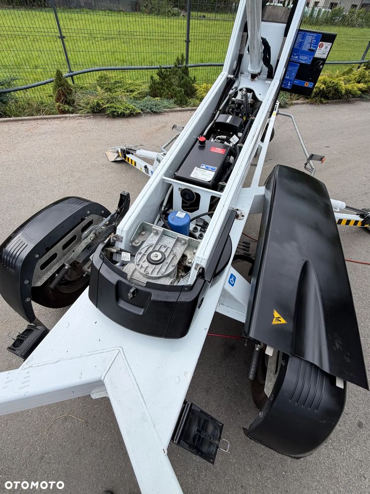 Nifty DINO 120T. Zwyżka koszowa 12 metrów wysuwana na raz. Podnośnik HDS. Napęd Hydrauliczny na dwa koła. Obraca się w koło 360. jak nówka z salonu. 2016 rok. 1220 mtg. Książka Serwisowa od nowości do wglądu. PRĄD 230v. 4 sekcje sterowania na dole. Nowy model! Z komuny Norweskiej. Używana była 1 raz do roku. Serwisowana w DEKRA do końca OKAZJA. Zwyżka Obrotowa. Poziomowanie kosza. Pełna Hydraulika. Sterowanie góra dół! Wysuwane ramie. Wieniec tryby zero zużycia! Ani deka luzów i wycieków. Mała lekka i zwinna zwyżka o potężnym zasięgu. OKAZJA TANIO. Do rejestracji. Import Norwegia! Posiadam 4 sztuki wszystkie jak nowe z salonu. Zapraszam do przetestowania. Nowy Sącz. woj. Małopolskie - 19
