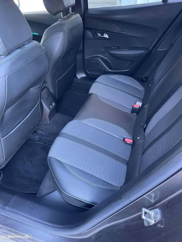 Peugeot 2008 1.2 PureTech Allure EAT8 - 22