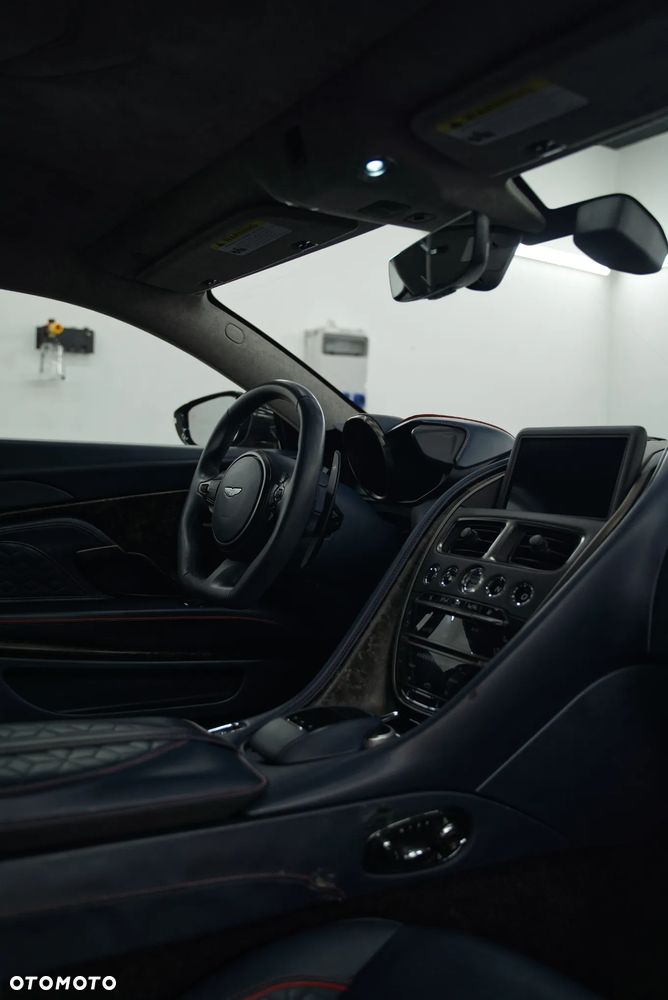 Aston Martin DBS Superleggera - 16