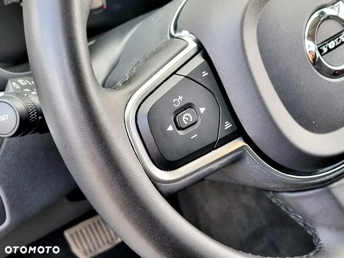 Volvo XC 60 B4 D Plus Dark - 27