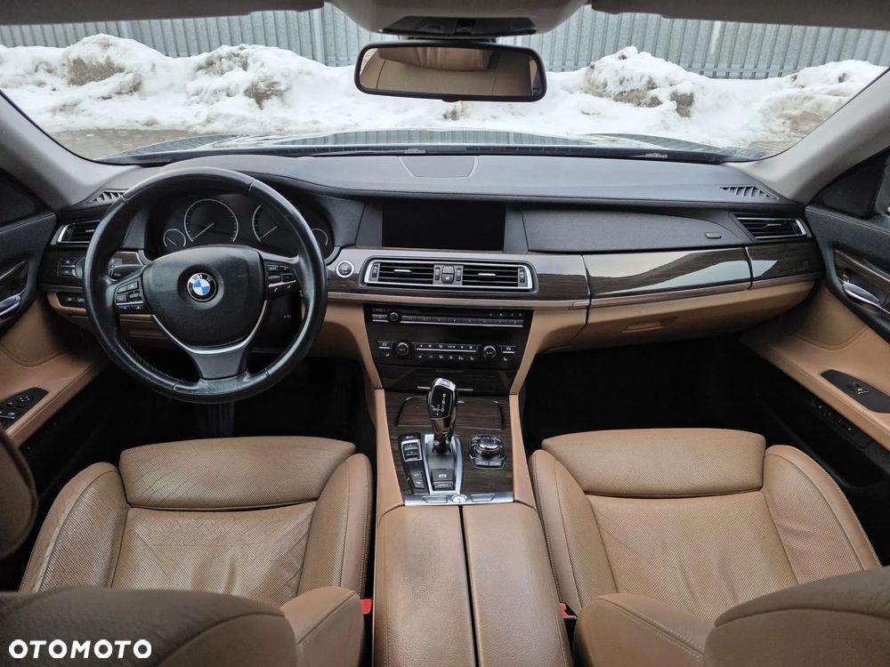 BMW Seria 7 750i xDrive - 15